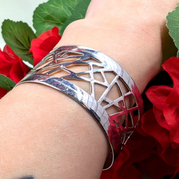 Lia Sophia Signed Gorgeous Vintage Cuff Style Bracelet - Picture 2 of 4